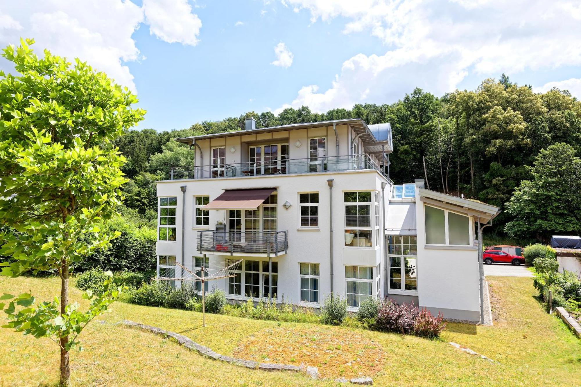 Grosszuegiges Helles Penthouse -komplette Etage- Mit Balkon Und Stellplatz In Ruhiger Lage Apartment